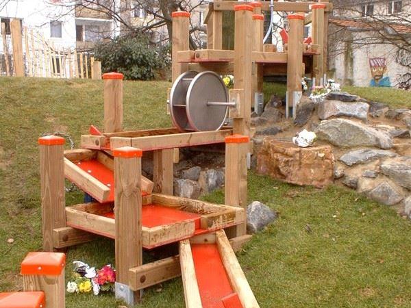 Matschanlage - Wasserspielanlage - auf Wiese - Außenspielgerät für Kitas und Spielplätze