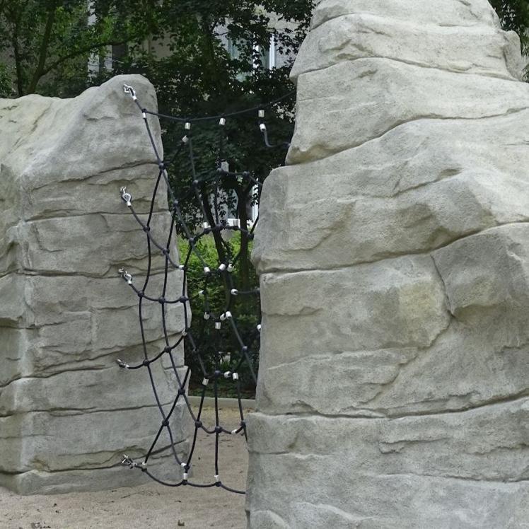 Kunstfelsen mit "Spinnennetz" - Kletterfelsen aus Spritzbeton