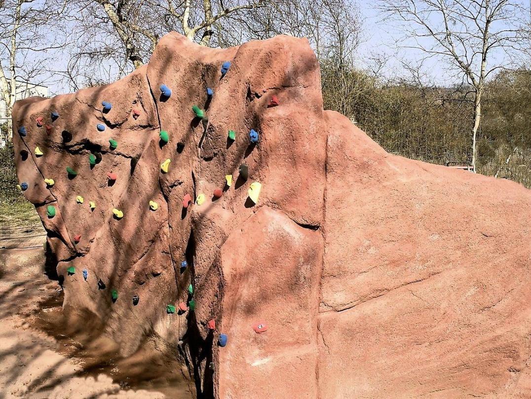 Kunstfelsen Kletterfelsen mit Klettergriffen aus Spritzbeton