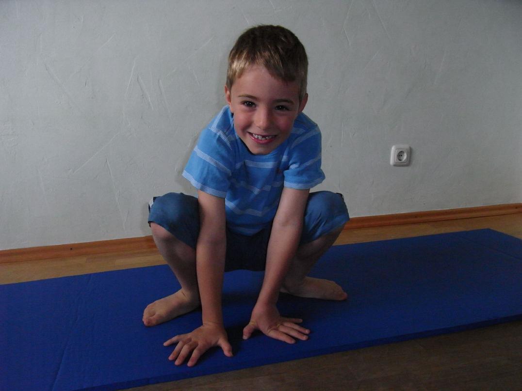 Yoga-Übung "Der Frosch" - Kinder-Yoga - Pilates beim Kinderturnen