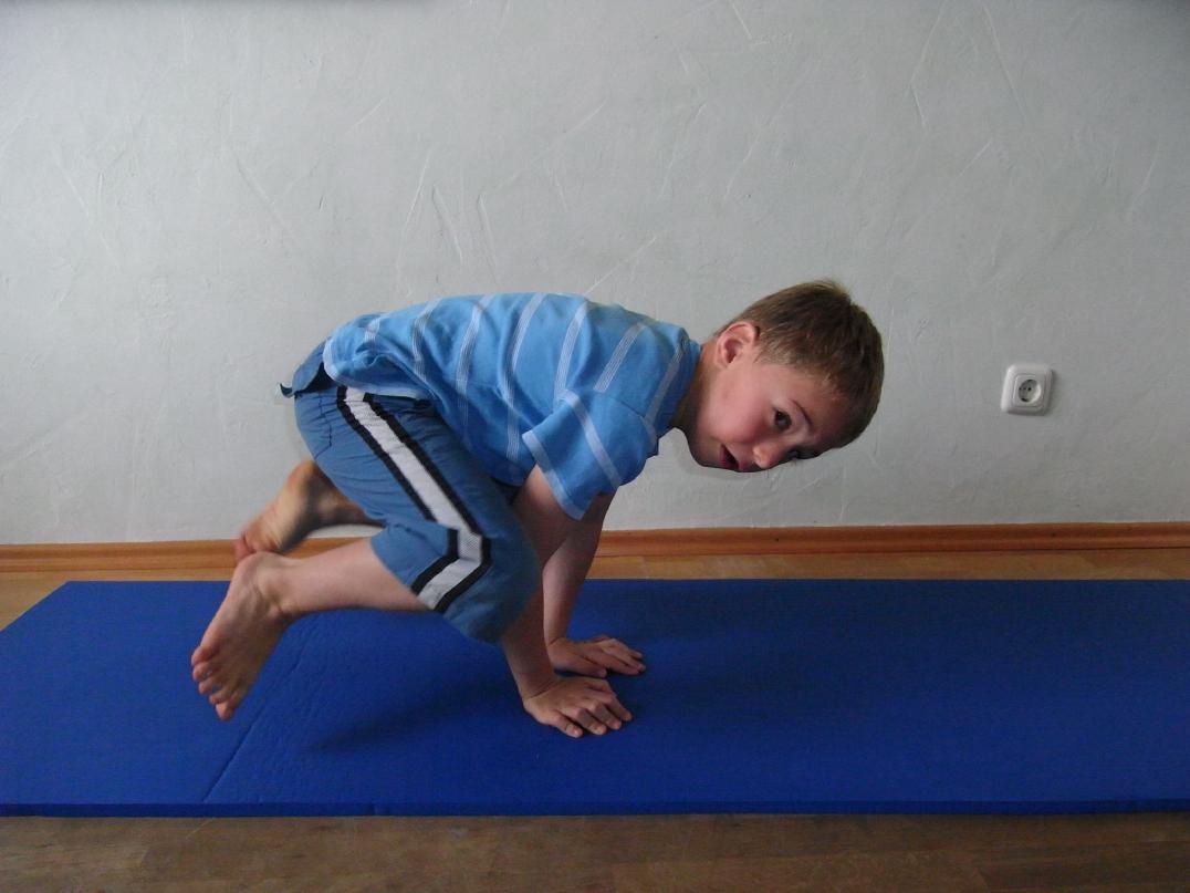 Yoga-Übung "Die Krähe" - Kinder-Yoga - Pilates beim Kinderturnen
