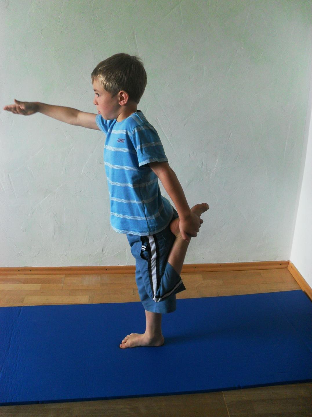 Yoga-Übung "Tanzhaltung" - Kinder-Yoga - Pilates beim Kinderturnen