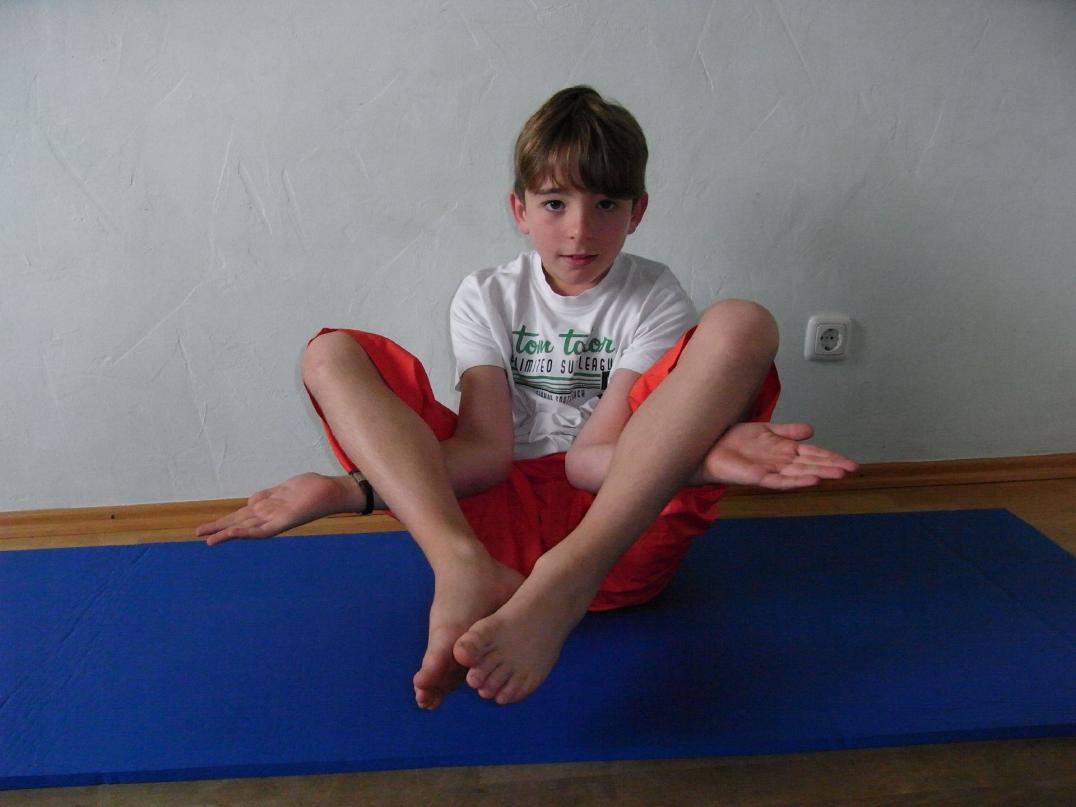 Yoga-Übung "Die Blume" - Kinder-Yoga - Pilates beim Kinderturnen