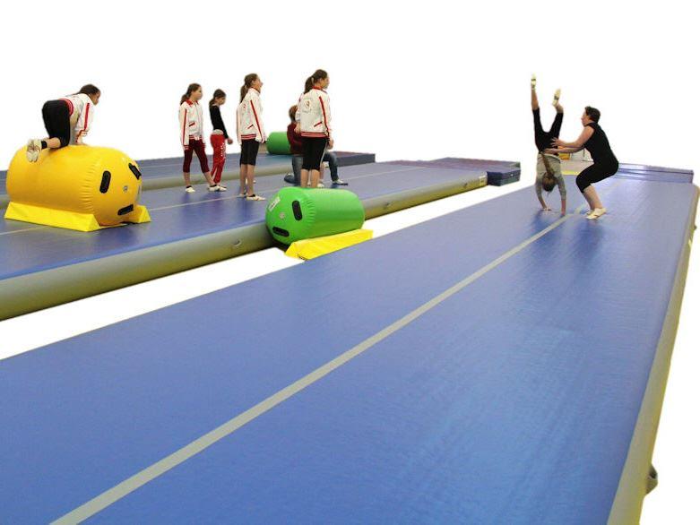 Übungen auf der Trampolin Turnmatte - Airtrack-Bahn