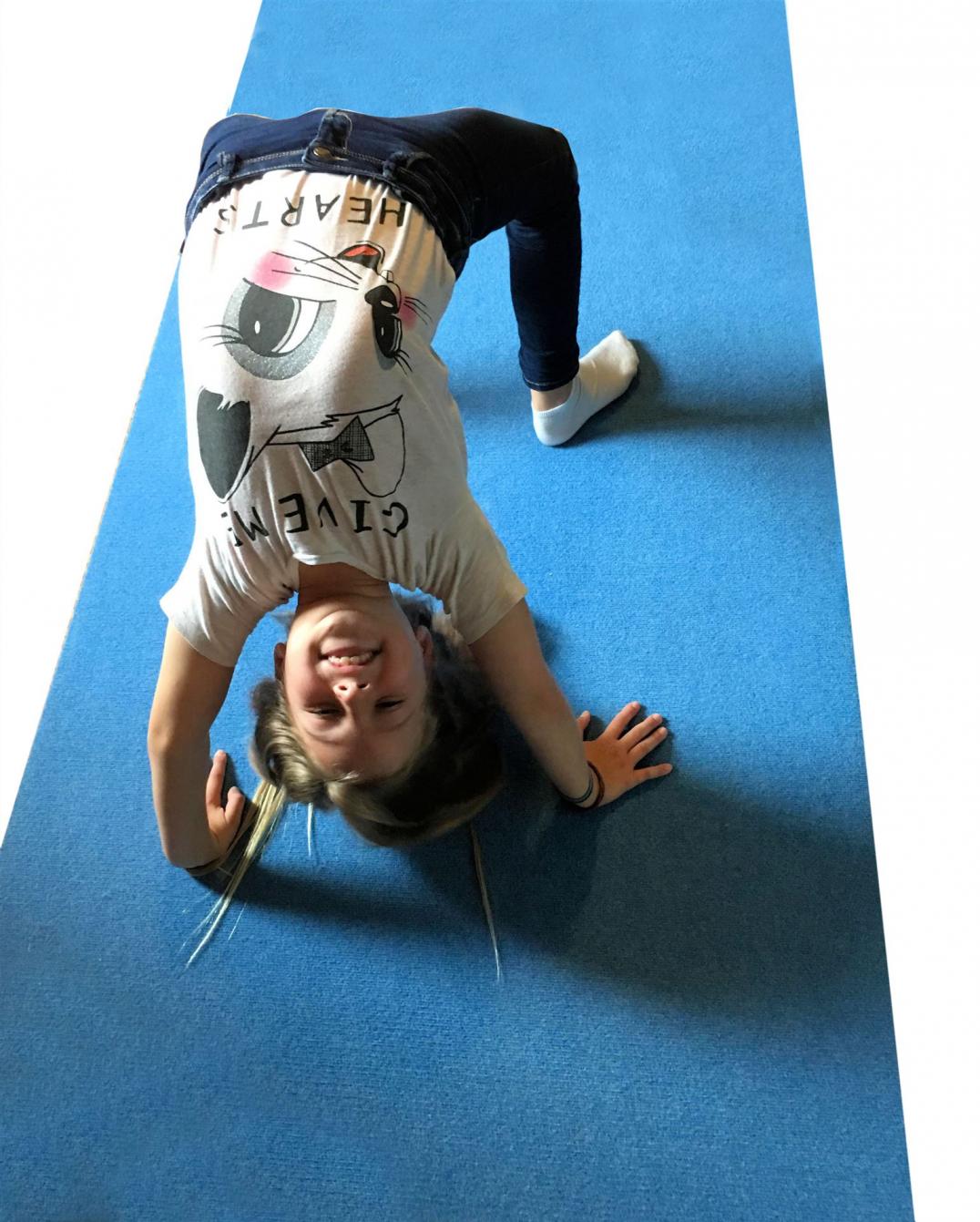 Übungen beim Kinderturnen auf der Bodenturnmatte