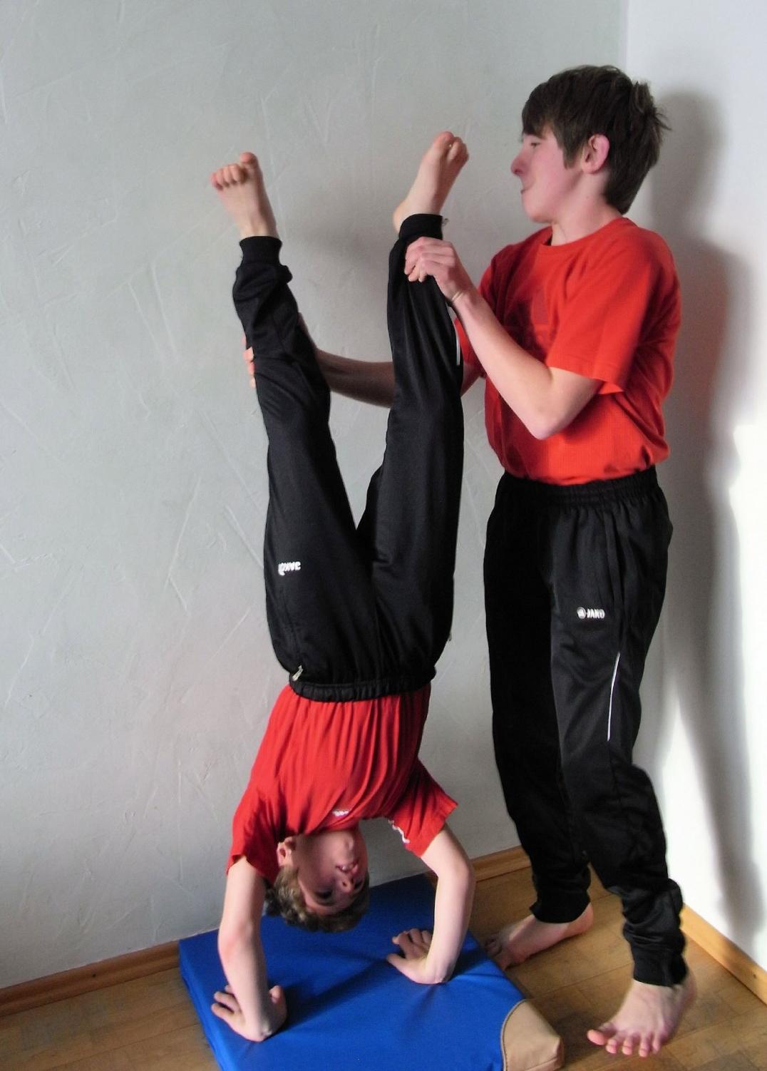 Handstandübung - Schritt 2 - Hilfestellung