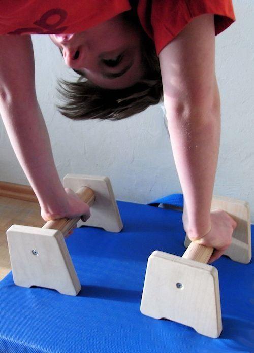 Handstandübung mit Handstandklötzen