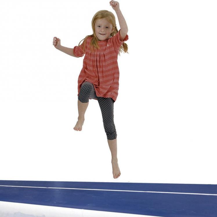 Kinderturnübungen auf der Trampolin Turnmatte