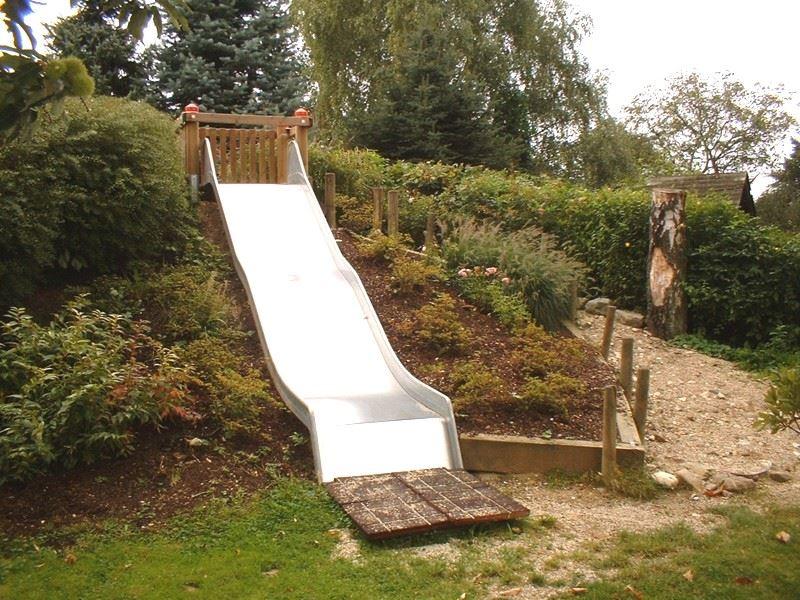 Hangrutsche - breite Ausführung - Rutsche in Landschaft integriert. Gebaut an einem Hügel/Hang. Hangrutsche - breite Ausführung
