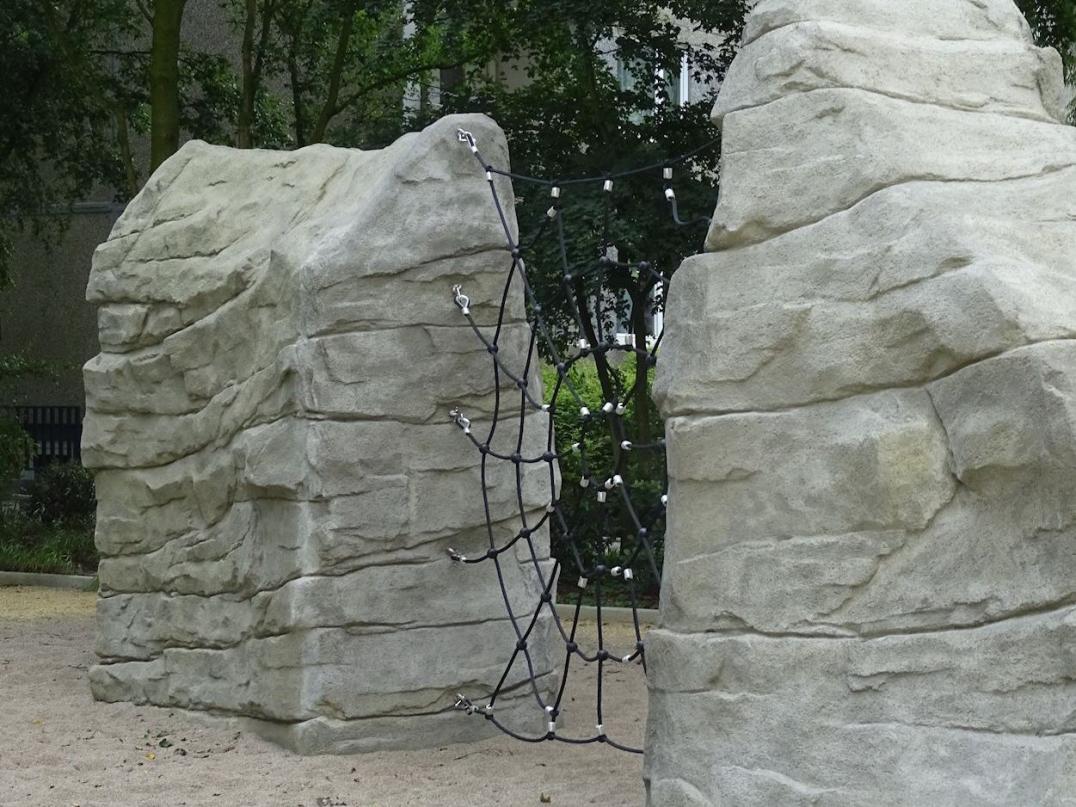 Kunstfelsen verbunden mit "Spinnennetz" - Kletterfelsen aus Spritzbeton