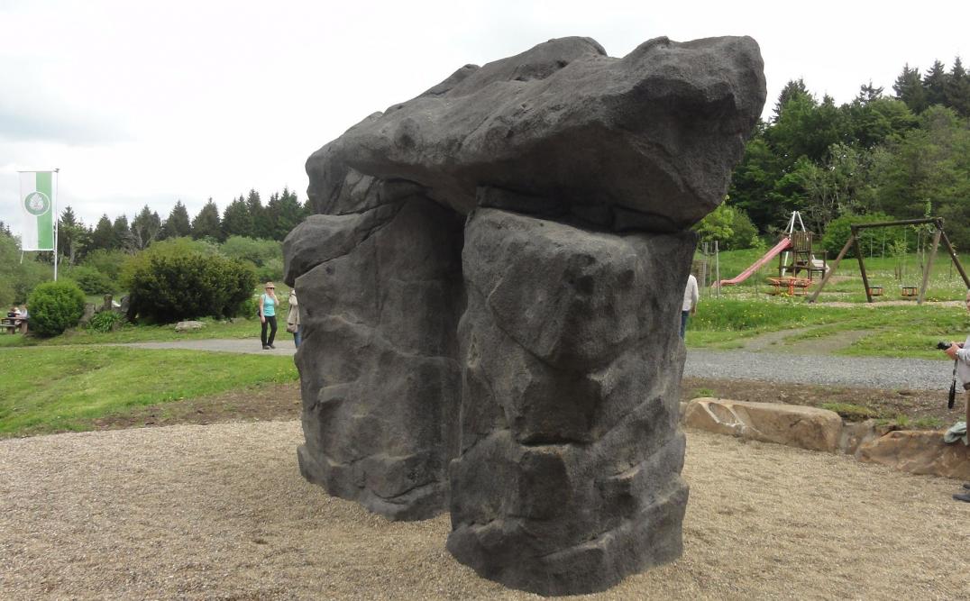 Kunstfelsen - integriert in Spiellandschaft - Kletterfelsen aus Spritzbeton