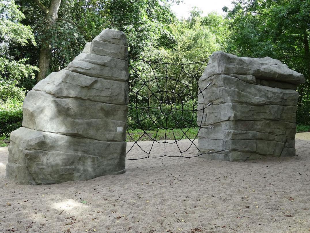 Kunstfelsen mit Hangelseilen - Kletterfelsen aus Spritzbeton