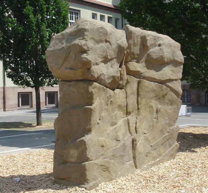Kunstfelsen auf Schulhof - Kletterfelsen aus Spritzbeton