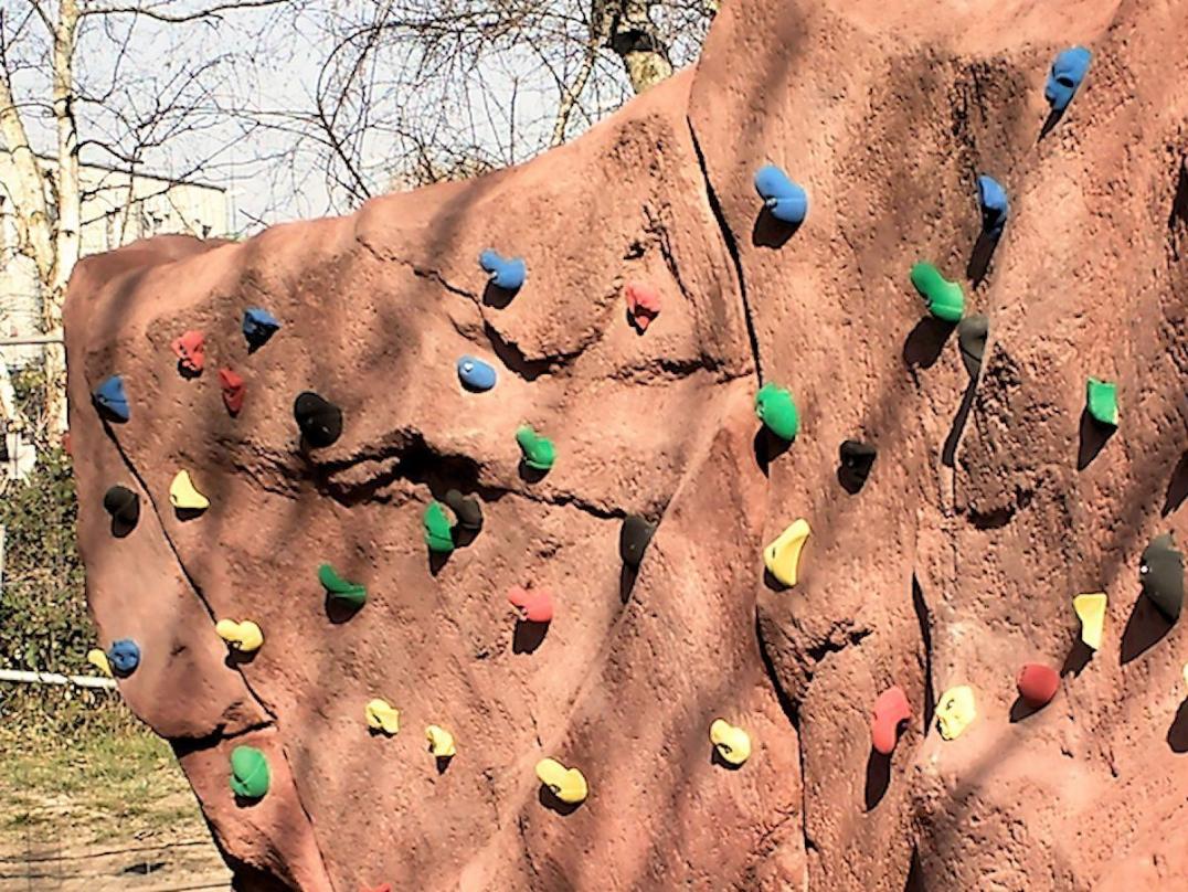 Kunstfelsen mit bunten Klettergriffen - Kletterfelsen aus Spritzbeton