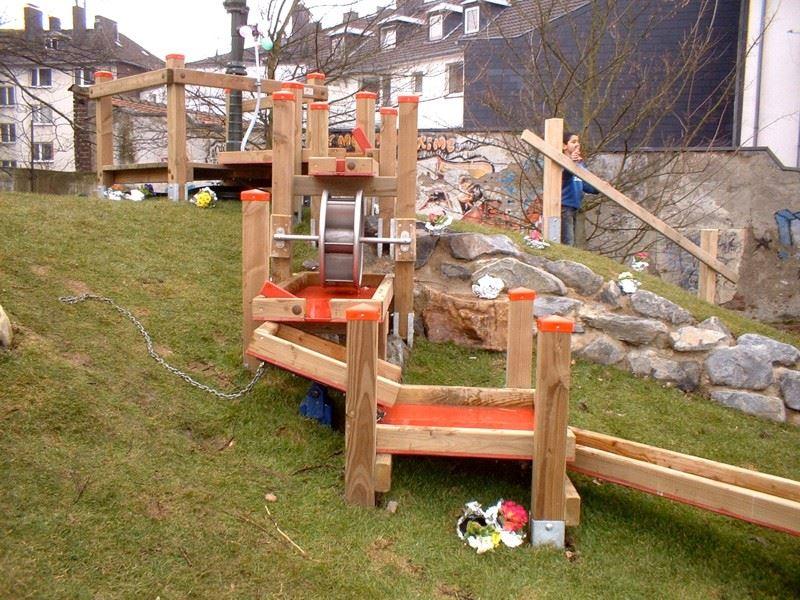 Matschanlage - Wasserspielanlage an Hügel - Außenspielgerät für Kitas und Spielplätze