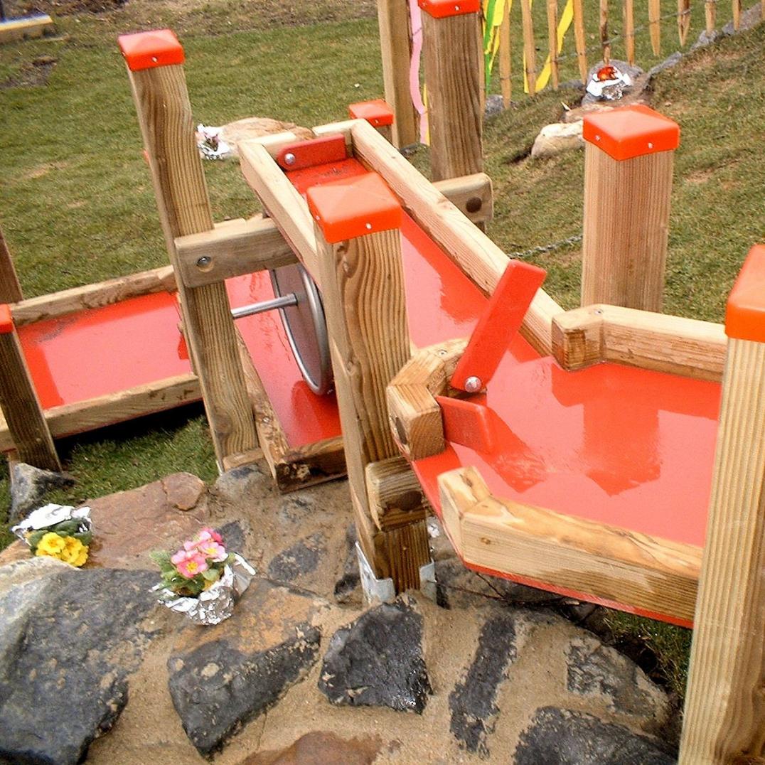 Matschanlage - Wasserspielanlage - rot - Wassermatschanlagen gibt es in vielen unterschiedlichen Farben, damit sie auch ästhetisch zu verschiedenen Einrichtungen passen. Matschanlage - Wasserspielanlage - rot - Außenspielgerät für Kitas und Spielplätze