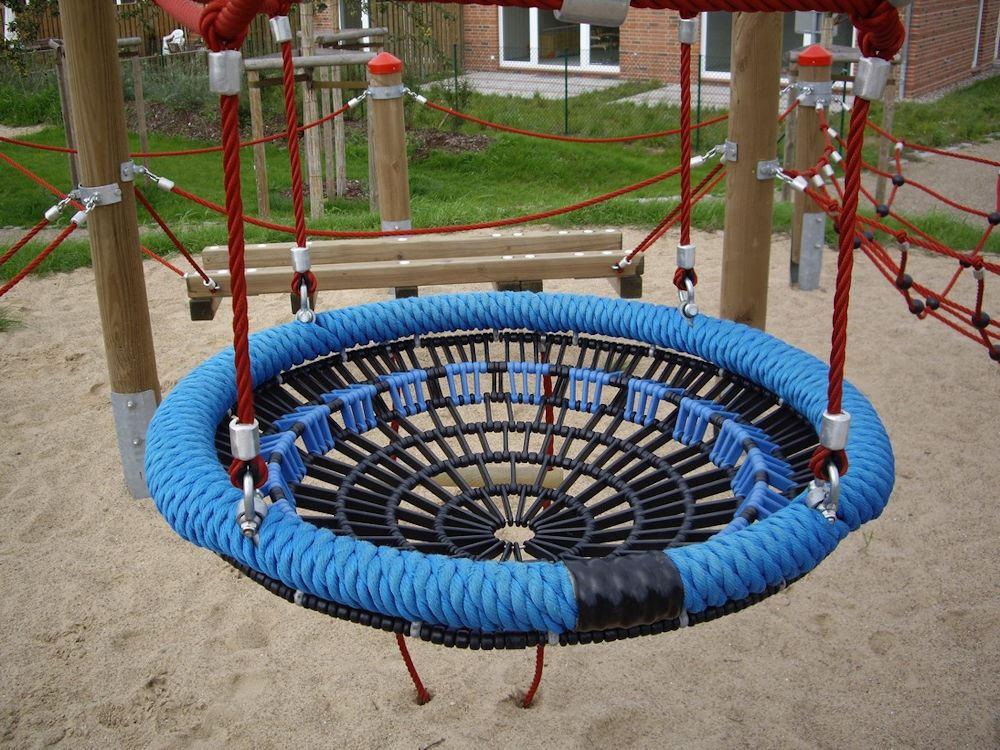 Motorik-Segment Korbschaukel - Motorik-Segmente sind perfekte Spielgeräte für den Schulhof, die Außenanlage oder den Spielplatz, die leicht erweitert werden können. Motorik-Segment Korbschaukel - Außenspielanlage für den Schulhof und Spielplatz