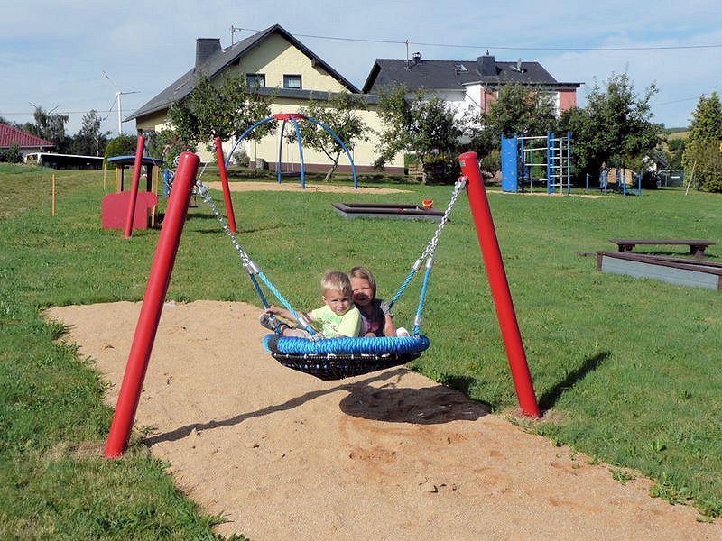 Kleinkinder-Nestschaukel - Nestschaukeln oder Mehrkindschaukeln bieten ein vielfältiges Schaukelvergnügen für Kleinkinder, Kindergartenkinder und Grundschulkinder.  Kleinkinder-Nestschaukel - Außenspielgerät für Kitas, Grundschulen und Spielplätze