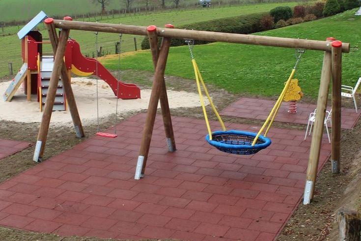 Nestschaukel-Kombination auf öffentlichem Spielplatz