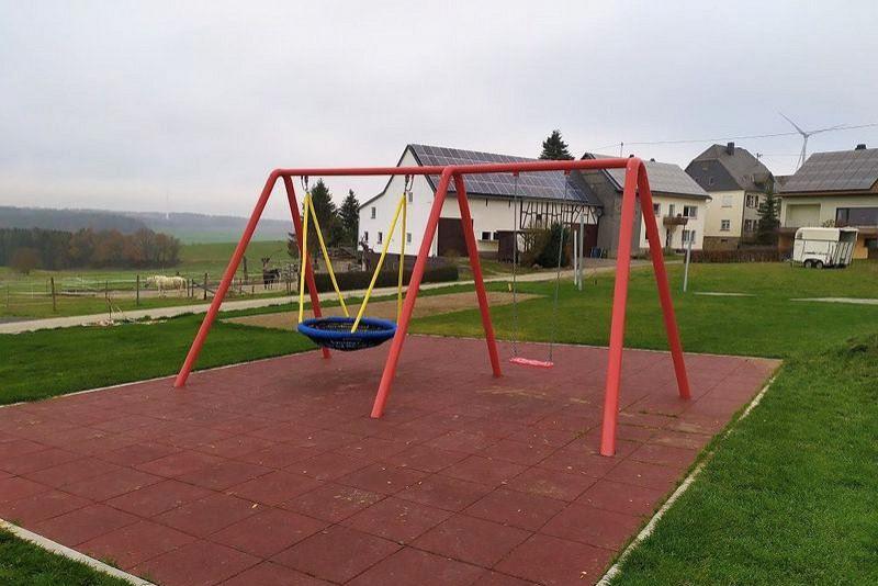 Nestschaukel - mit Fallschutzplatten zur Absicherung