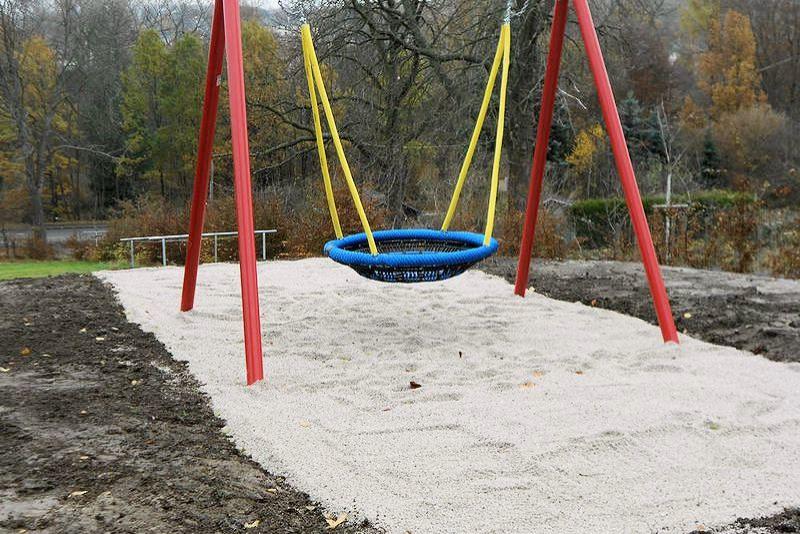 Nestschaukel mit Sanduntergrund