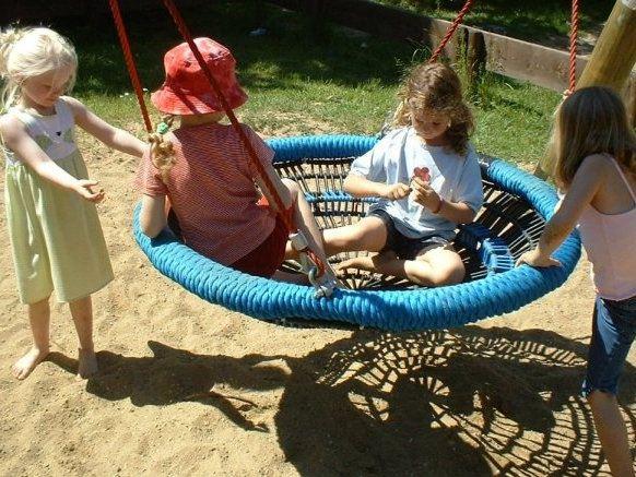 Nestschaukel in der Kita - Nestschaukeln oder Mehrkindschaukeln bieten ein vielfältiges Schaukelvergnügen für Kleinkinder, Kindergartenkinder und Grundschulkinder.  Nestschaukel in der Kita - Außenspielgerät für Kitas, Grundschulen und Spielplätze