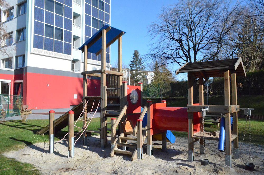 Spielgerät in Aachen - Spielanlage für den Schulhof, dem Spielplatz oder der Außenanlage einer Kita. Mit Kletterwand, Wackelbrücke, Rutsche, Turm Spielgerät in Aachen