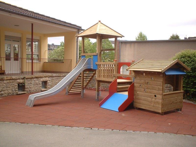 Spielgerät Außenanlage - mit Rutsche