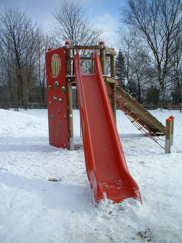 Spiellandschaft mit Rutsche - Spielanlage für den Schulhof, dem Spielplatz oder der Außenanlage einer Kita. Mit Kletterwand, Brücke, Rutsche Spiellandschaft mit Rutsche