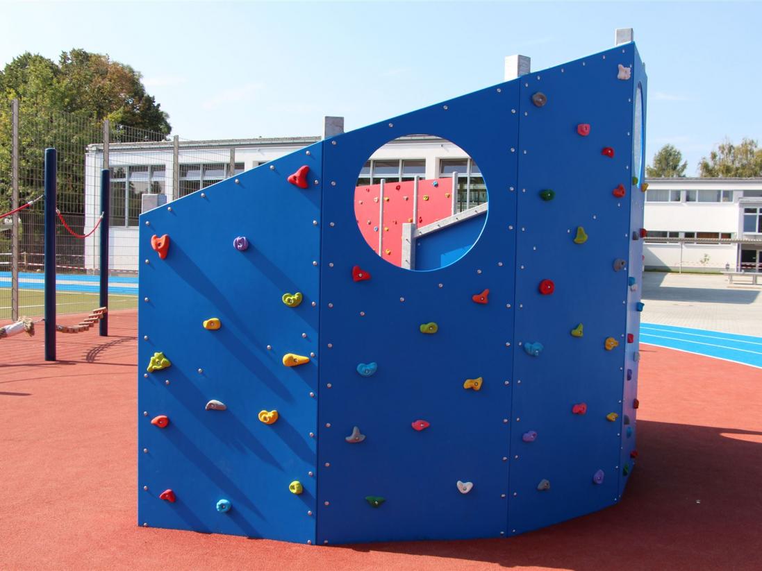 Kletterwand mit Klettergriffen blau