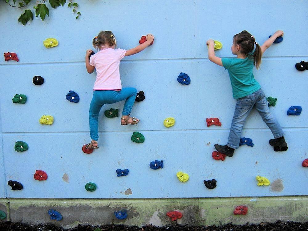 Klettern an der Kletterwand - Klettergriffe