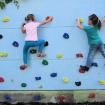 Klettern an der Kletterwand - Klettergriffe