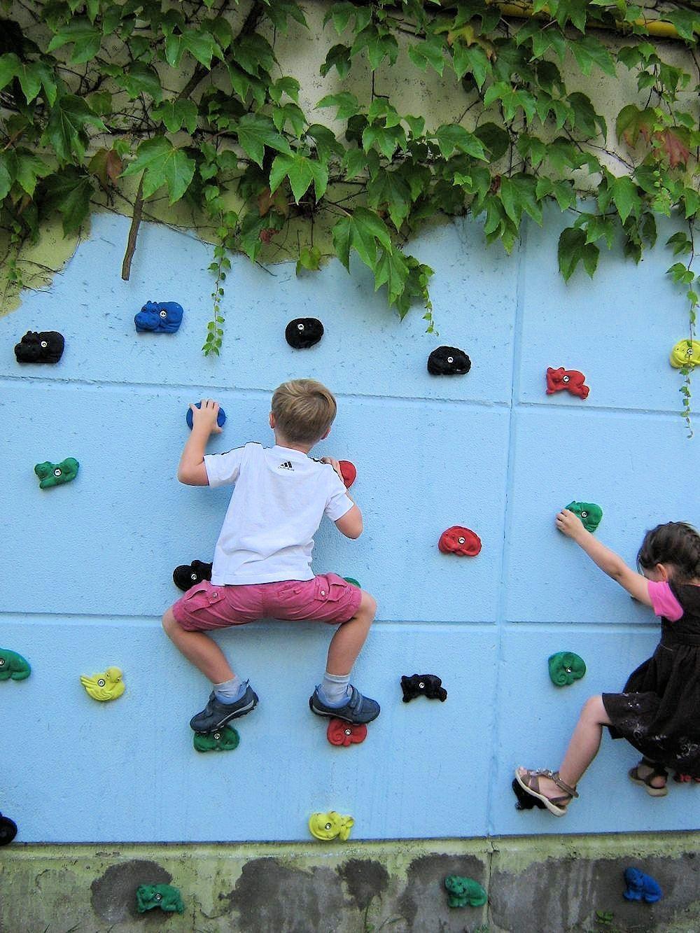 Klettern an der Kletterwand - ohne Hilfe