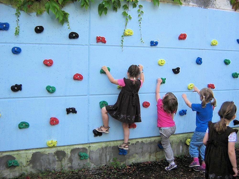 Klettern an der Kletterwand in der Kita