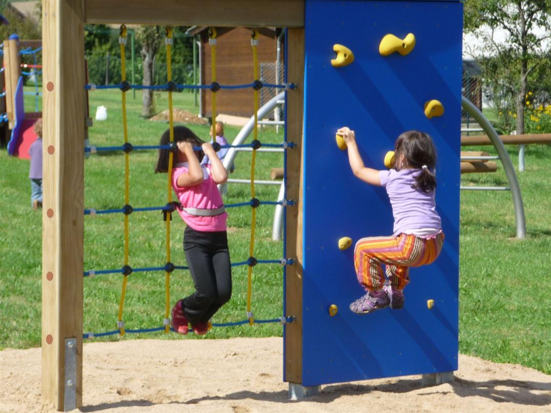 Klettergerüst Kindergarten mit Klettergriffen - - Kinderklettergriffe sind maßgeschneidert für die besonderen ergonomischen Bedürfnisse von Kinderhänden. Klettergerüst Kindergarten