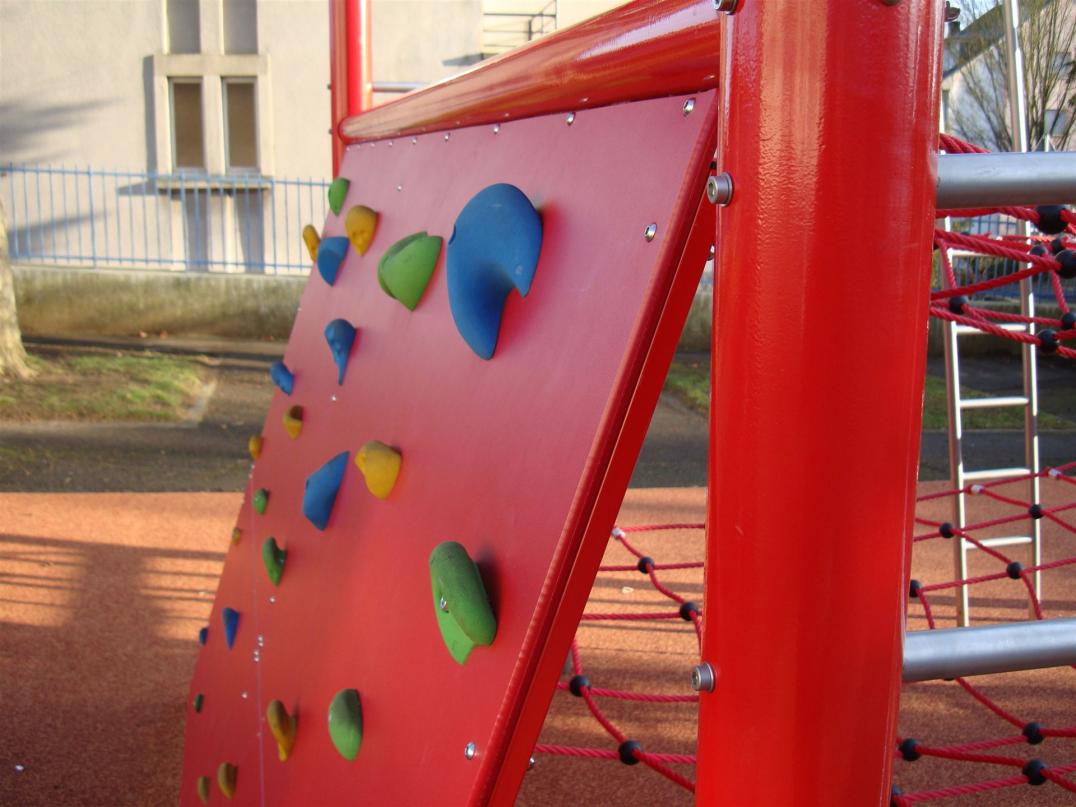 Kinderklettergriffe an Kletterwand