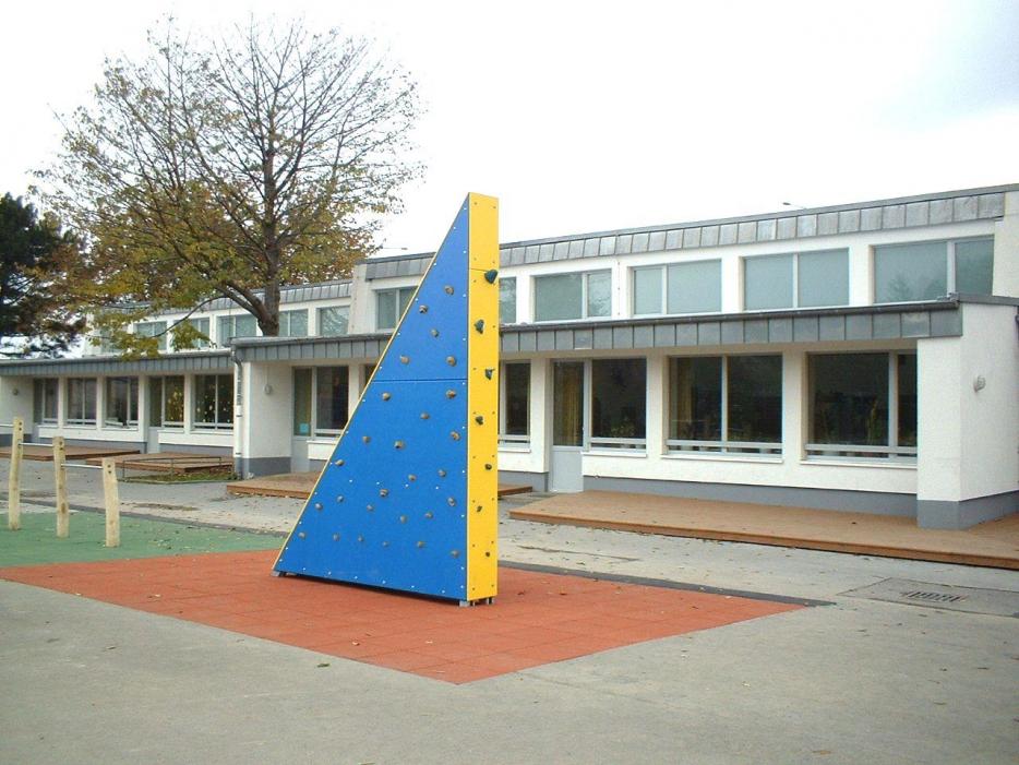 Klettermaximus auf Schulhof