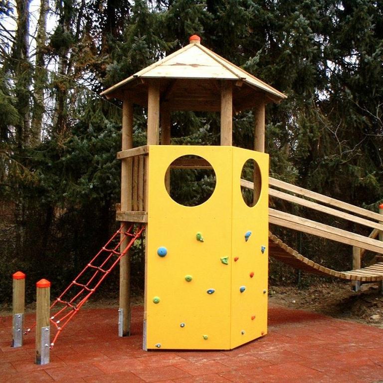 Spiellandschaft mit Kletterturm