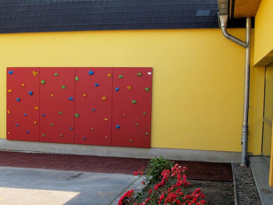 Klettergriffe auf Holzplatten