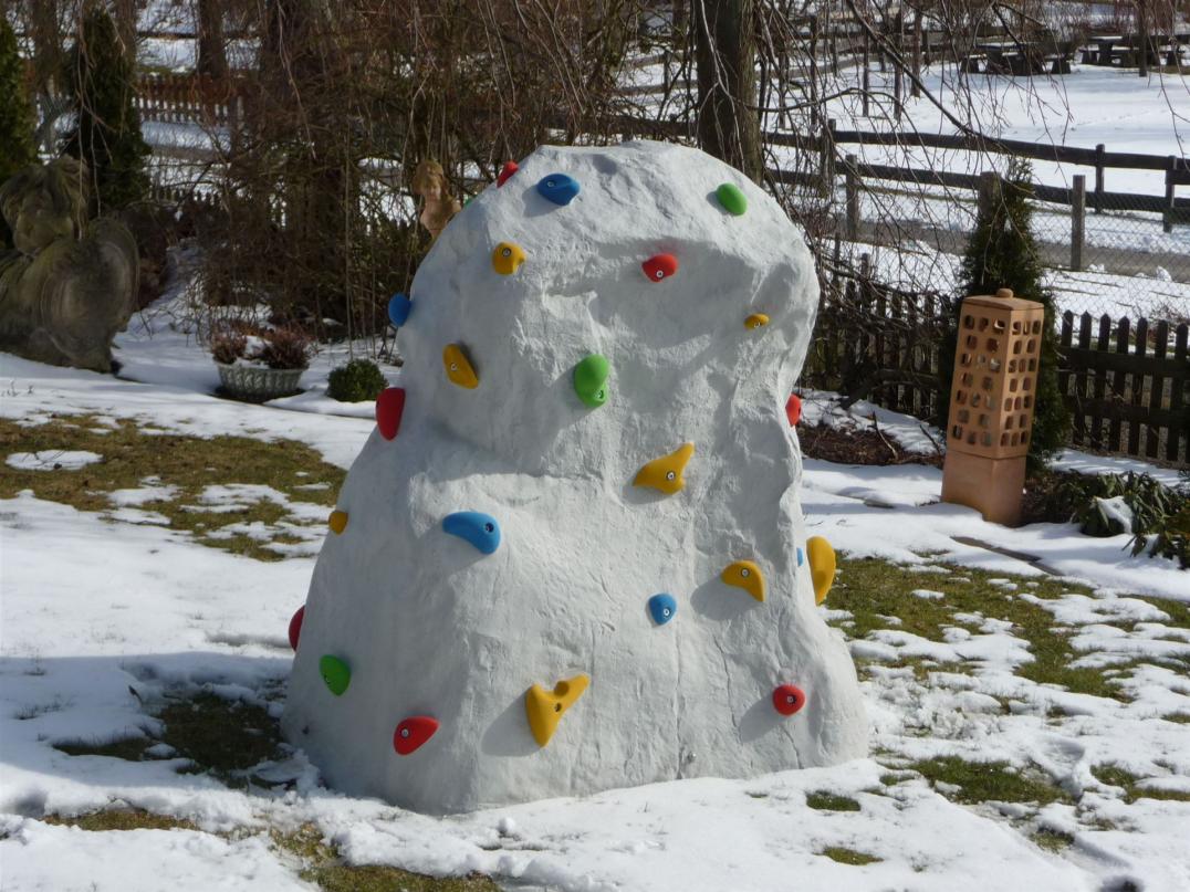 Kunstfelsen mit Klettergriffen