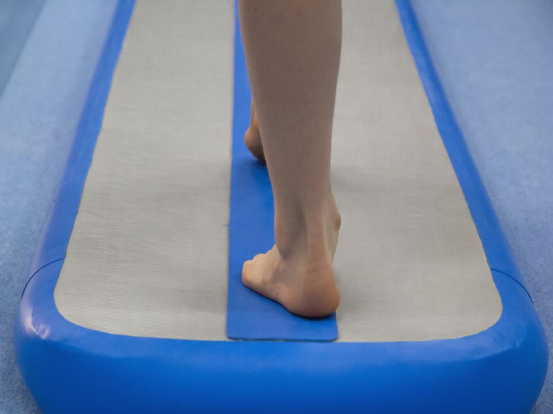 Trampolin Turnmatte - Die Trampolin Turnmatte verbindet die besten Eigenschaften einer Turnmatte (weiche Landung) und eines Trampolins (federndes Abspringen) Trampolin Turnmatte