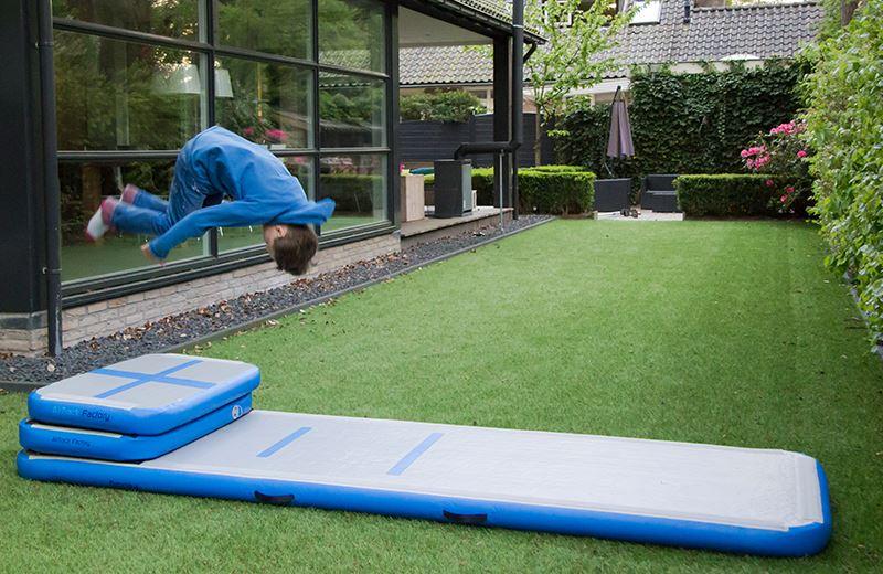 Trampolin Turnmatte im Garten