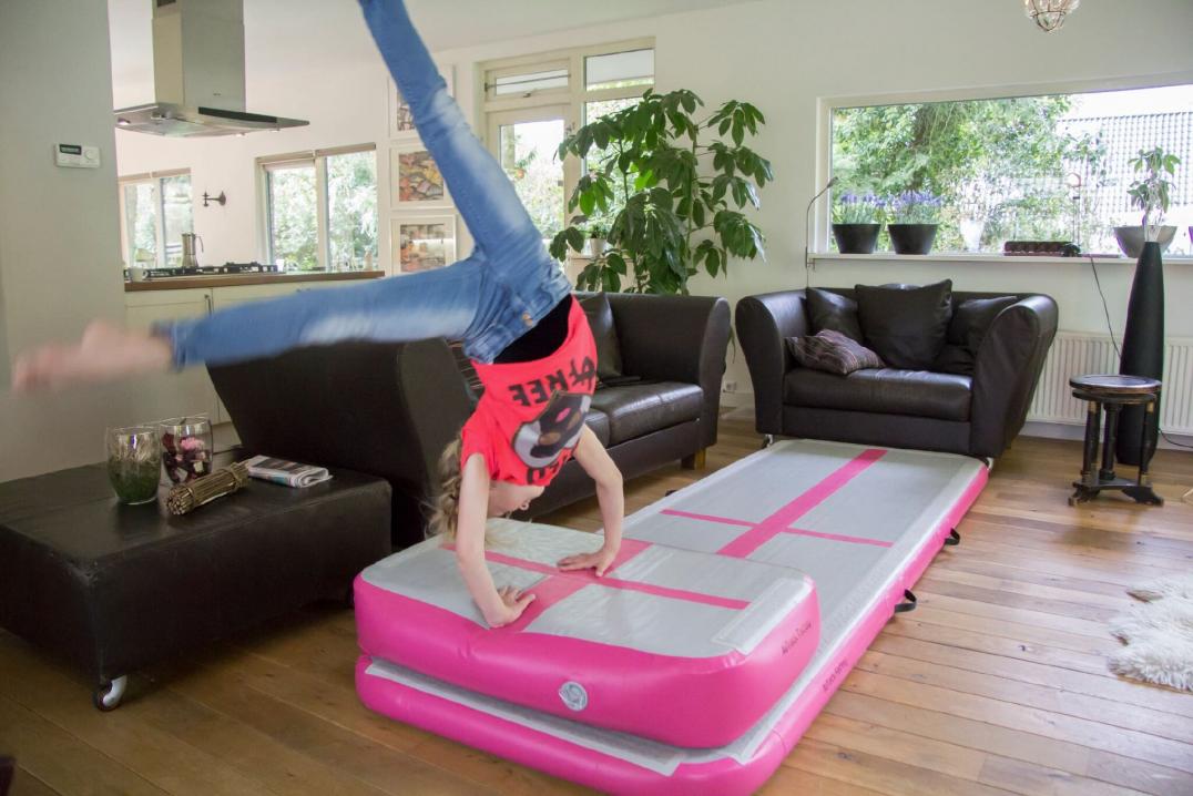Trampolin Turnmatte im Wohnzimmer