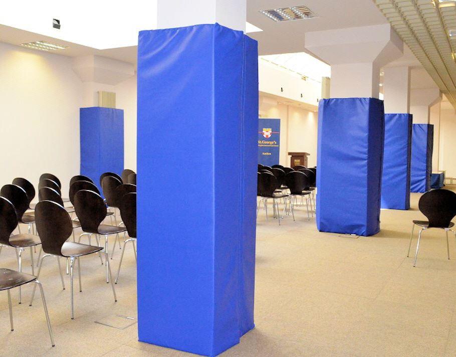 Säulenschutzpolster im Mehrzweckraum