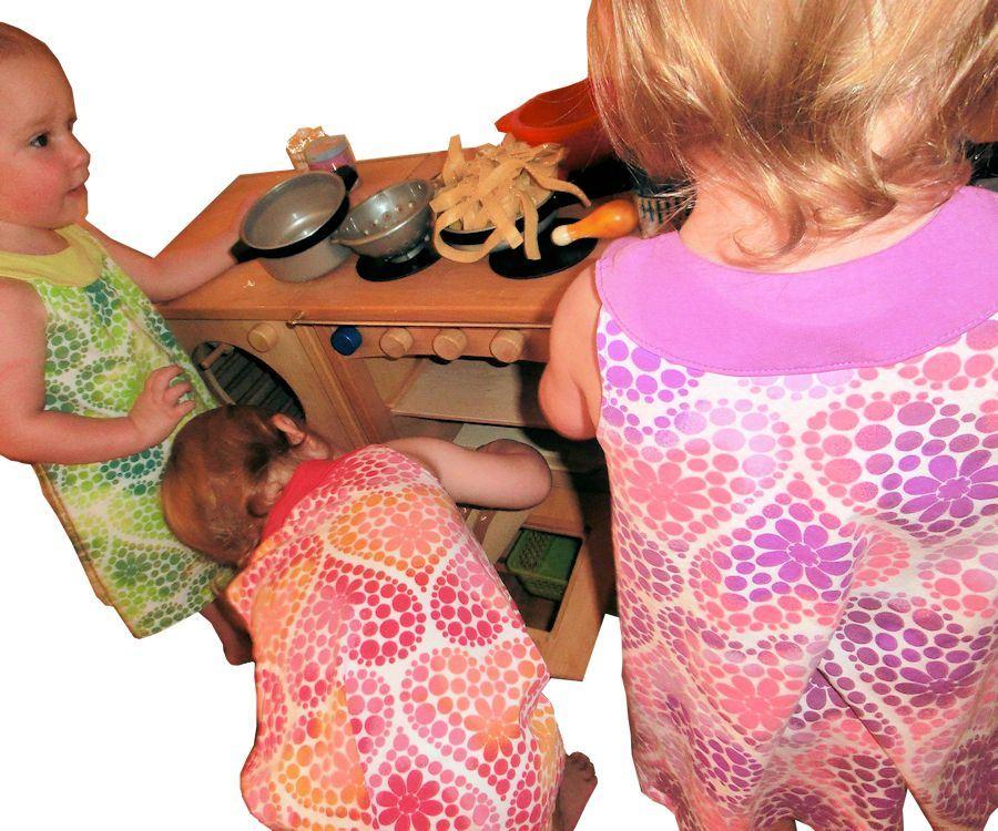 Drillinge an Spielküche Frieda
