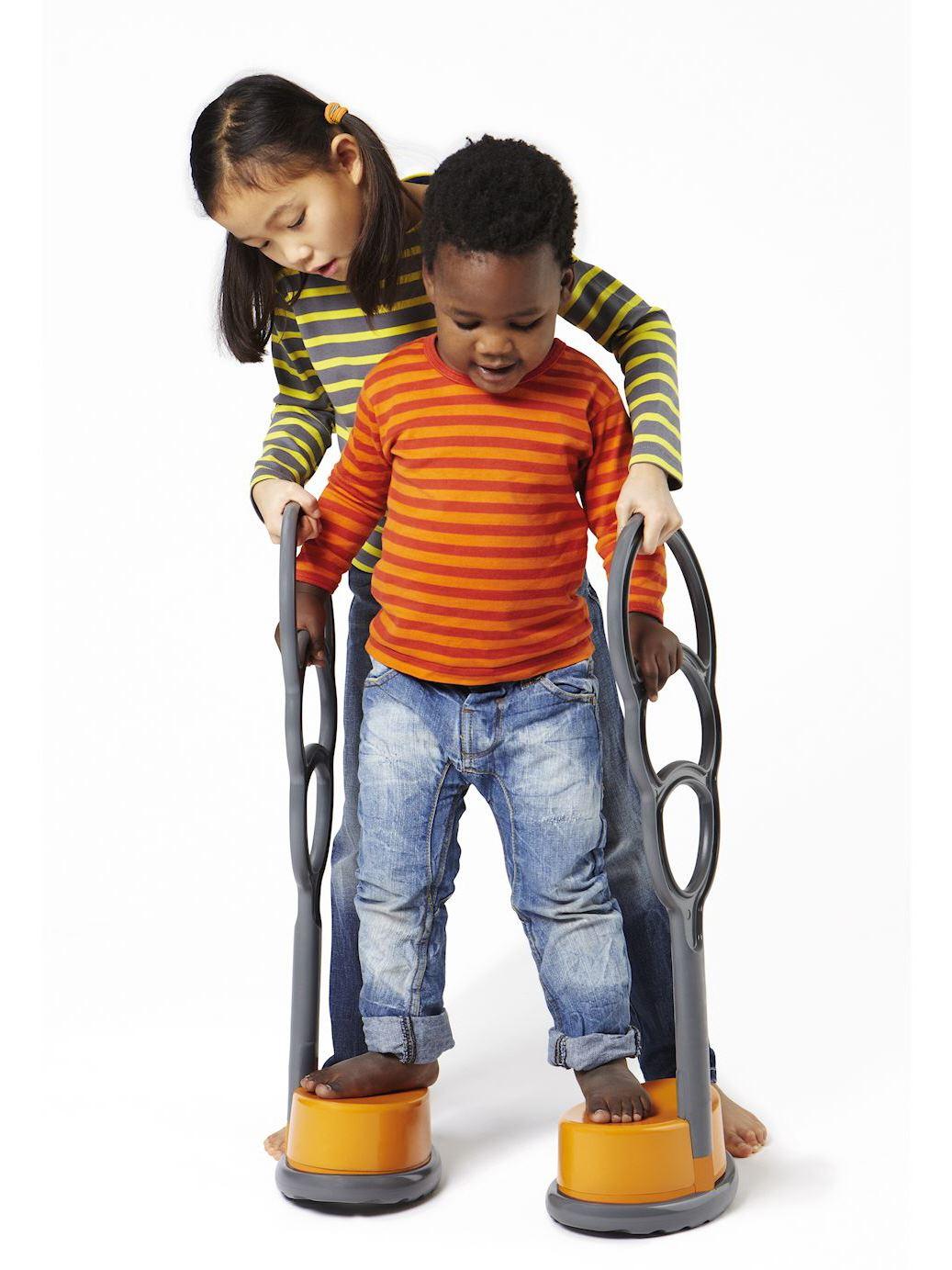 Mini Stelzen mit Haltegriffe - Diese einzigartigen Mini Stelzen von GONGE wurden speziell für Kleinkinder entwickelt zum Balancetraining und Förderung der Motorik Mini Stelzen mit Haltegriffe