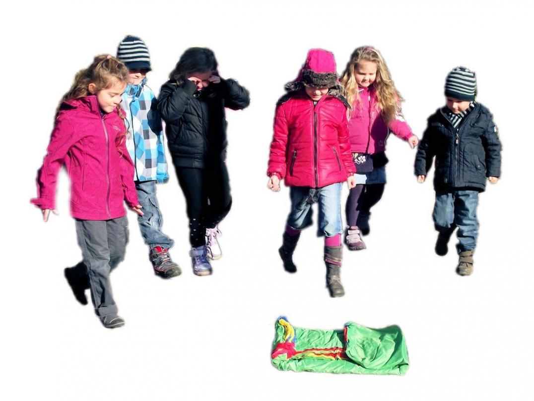 1. Schwungtuchspiel - fördert Sozialverhalten und das Miteinander in Gruppen
