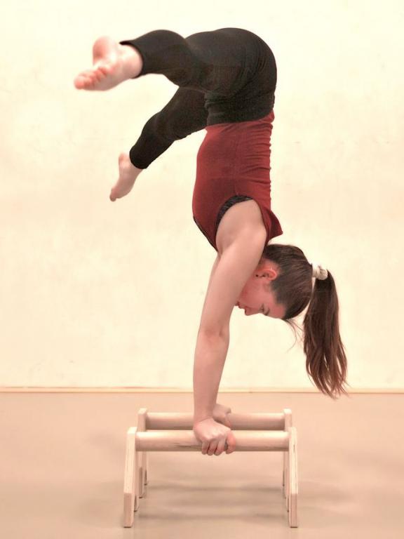 Handstandübung mit Parallettes - 4