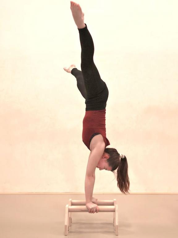 Handstandübung mit Parallettes - 6