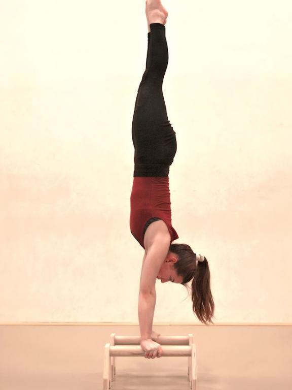 Handstandübung mit Parallettes 
